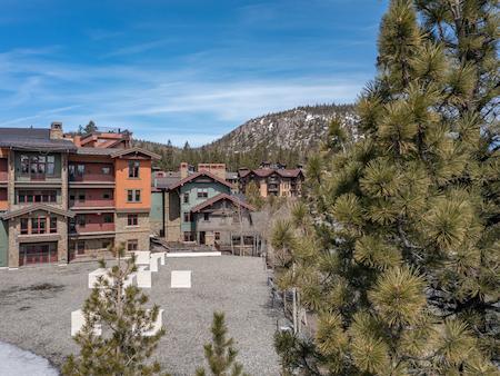 Mammoth Lakes Hotel with Mountains in the Backdrop